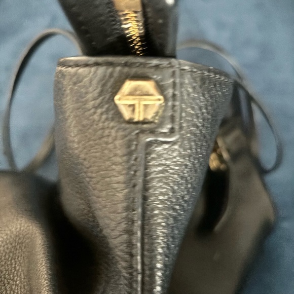 Tory Burch Meyer Plaque Pebbled Leather Tote Bag in black - Picture 2 of 15